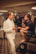 Woody Harrelson (jako Kapitan jachtu) i reżyser Ruben Östlund na planie „W trójkącie”. Film już w kinach