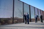 Joe Biden w niedzielę w El Paso rozmawiał na granicy z burmistrzem tego miasta w stanie Teksas Oscarem Leeserem