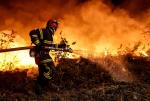 Coraz częstsze fale upałów wywołujących pożary trawiące tysiące hektarów powierzchni... Fot. THIBAUD MORITZ/AFP