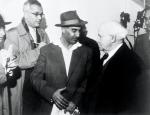 David Ben Gurion (pierwszy z prawej) rozmawia z dziennikarzami po złożeniu przez siebie rezygnacji z funkcji premiera Izraela. Jerozolima, 1 lutego 1961 r.