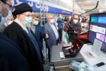 Najwyższy przywódca Iranu Ali Chamenei (z lewej) na wystawie osiągnięć irańskiego przemysłu w Teheranie