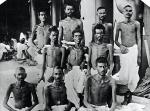 Skrajnie wychudzeni i wyczerpani hinduscy żołnierze, którzy przetrwali oblężenie Kut. Twierdza, której dwie trzecie załogi stanowili Hindusi, poddała się 29 kwietnia 1916 r.