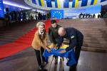 Podczas czwartkowego spotkania w Kijowie podpisy na ukraińskiej fladze złożyli przewodnicząca Komisji Europejskiej Ursula von der Leyen oraz prezydent i premier Ukrainy, Wołodymyr Zełenski i Denys Szmyhal