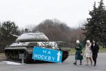 Zdobyczny rosyjski czołg na wystawie w centrum Kijowa