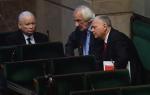 Jarosław Kaczyński (na zdjęciu z Ryszardem Terleckim i Markiem Suskim) coraz słabiej kontroluje własną formację, a to zły znak na ewentualną kolejną kadencją PiS