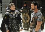 Kadr z filmu „Gladiator”. Na pierwszym planie Joaquin Phoenix jako cesarz Kommodus i Russell Crowe w roli Maximusa