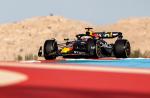 Max Verstappen w bolidzie Red Bull podczas trwających tylko trzy dni testów w Bahrajnie, gdzie w najbliższy weekend rozpocznie się rywalizacja o tytuły