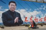 Plakat z liderem chińskiego państwa Xi Jinpingiem z apelem, by Chińczycy „pozostali wierni aspiracjom i pamiętali o swojej misji”; Pekin, 28 lutego 2023 r.