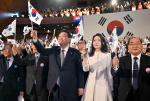 Prezydent Yoon Suk-yeol z małżonką Keon Hee podczas obchodów święta narodowego, Seul, 1 marca 2023 r.