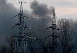 Chmury dymu nad linią wysokiego napięcia po rosyjskim ataku w pobliżu Kijowa