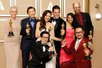 Zwycięska ekipa filmu „Wszystko wszędzie naraz”, laureaci siedmiu Oscarów