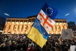 Protestujący 7 marca w Tbilisi powiewali też ukraińskimi flagami