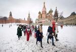 Sankcje uderzyły w Rosjan mniej niż się spodziewano. Na zdjęciu: wycieczka zwiedzająca plac Czerwony w Moskwie, 11 marca 2023 r.