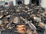 Spalone pieczywo przed piekarnią Chanta w Nowich Petriwcach, która ucierpiała w wyniku rosyjskiego ostrzału i pożaru