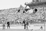 Amerykanin Dick Fosbury nad poprzeczką podczas olimpijskiego konkursu w Meksyku, po którym lekkoatletyczny świat oniemiał