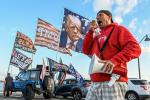 Donald Trump wezwał swoich zwolenników do manifestacji przeciw zatrzymaniu go (na zdjęciu protest w pobliżu rezydencji byłego prezydenta na Florydzie)