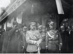 Marszałek Józef Piłsudski z grupą oficerów. Widoczny m.in. generał Władysław Sikorski (trzeci z prawej). Zdjęcie sprzed 1928 r.