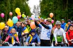 Otwarcie pierwszej na Świecie Alei Światowego Dnia Roweru, które odbyło się w Jarocinie 17 września 2022 roku. Na zdjęciu Burmistrz Jarocina z Pucharem ONZ dla Jarocina