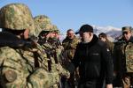 Premier Nikol Paszynian (na zdjęciu wśród ormiańskich żołnierzy) liczy na zakończenie konfliktu z Azerbejdżanem