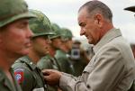 Prezydent Stanów Zjednoczonych Lyndon B. Johnson dekoruje medalami amerykańskich żołnierzy podczas wizyty w Wietnamie w 1966 r.