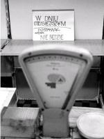 1 kwietnia 1981 r. wprowadzono w Polsce tzw. kartki na mięso. Nie zwiększyło to jednak dostępności mięsa w sklepach. Decyzję o zniesieniu reglamentacji podjęto już w 1983 r., ale kartki zniknęły dopiero w 1989 r.