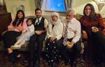 Humza Yousaf (trzeci z lewej), świeżo wybrany lider Szkockiej Partii Narodowej (SNP) i pierwszy minister Szkocji, opublikował zdjęcie swojej rodziny z siedziby władz prowincji