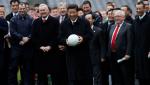 Xi Jinping na piłkarskim stadionie w Dublinie podczas wizyty w Irlandii