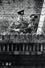 Wschodnioniemieccy strażnicy na posterunku przy murze berlińskim, ok. 1962 r.