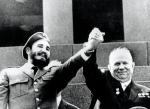 Spotkanie przywódcy Kuby Fidela Castro z Nikitą Chruszczowem, I sekretarzem KC KPZR, 1963 r. W wyniku rozmieszczenia przez ZSRR na Kubie pocisków balistycznych jesienią 1962 r. doszło do kryzysu nuklearnego pomiędzy USA i ZSRR