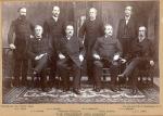 Pierwszy rząd Grovera Clevelanda (prezydent siedzi w pierwszym rzędzie, drugi od lewej strony). Grover Cleveland był jedynym prezydentem USA, który po czteroletniej przerwie wrócił do Białego Domu