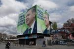 „Właściwy czas, właściwy człowiek” – billboard wyborczy prezydenta Recepa Erdogana na budynku w Ankarze