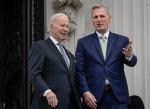 Prezydent Joe Biden i przewodniczący Izby Reprezentantów Kevin McCarthy o limicie zadłużenia będą rozmawiać we wtorek
