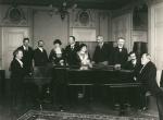 Ignacy Jan Paderewski i Camille Saint-Saëns przy fortepianach. Wśród gości w środku żona, Helena Paderewska; Vevey, maj 1913 r.