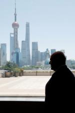 Rosyjski premier Michaił Miszustin z widokiem Szanghaju, symbolu potęgi gospodarczej Chin