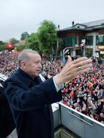 Stary–nowy prezydent zdobycie kolejnej 5-letniej kadencji świętował ze swoimi zwolennikami w Stambule