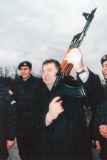 Władimir Żyrinowski z karabinem w ręku podczas wizyty w Bijeljinie w północno-wschodniej Bośni i Hercegowinie, 31 stycznia 1994 r.