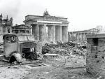 Tak w maju 1945 r. wyglądała najbardziej znana ulica Berlina – Unter den Linden (pol. aleja Pod Lipami)