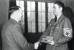 Hitler wręcza Speerowi ozdobną srebrną kasetkę z pierścieniem Fritza Todta. Wilczy Szaniec, maj 1943 r.