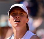 Poland's Iga Swiatek reacts as she celebrates her victory over US Claire Liu during their women's singles match on day five of the Roland-Garros Open tennis tournament at the Court Philippe-Chatrier in Paris on June 1, 2023. (Photo by Emmanuel DUNAND / AFP)