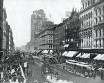 State Street, Chicago w USA, ok. 1900 r. Tramwaje i piesi na jednej z głównych ulic handlowych w centrum miasta. Chicago upodobali sobie polscy emigranci