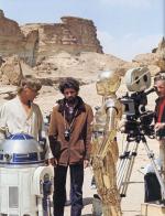Na planie „Nowej nadziei” (1977 r.). Od lewej: Mark Hamill, George Lucas oraz roboty C-3PO (Anthony Daniels) i R2-D2 (Kenny Baker)