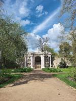 Fragment bogato zdobionej, barokowej fasady Pałacu Sanssouci