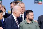 Ukraiński prezydent Wołodymyr Zełenski z prezydentem USA Joe Bidenem; na drugim planie sekretarz generalny NATO Jens Stoltenberg, pierwszy z lewej brytyjski premier Rishi Sunak