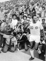 Pele grał w latach 70. w New York Cosmos. W jego transfer zaangażowani byli – nieoficjalnie – sekretarz stanu USA Henry Kissinger, przewodniczący FIFA Joao Havelange i szef Warner Bros Steve Ross