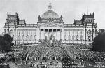 Niemcy protestujący pod Reichstagiem po ogłoszeniu postanowień traktatu wersalskiego podpisanego 28 czerwca 1919 r.