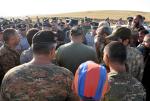 Armeńscy weterani zatrzymani przez policję po drodze do Górskiego Karabachu. Dalej jest korytarz laczyński i armia azerbejdżańska
