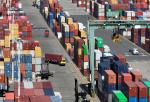 W lipcu import z Chin do USA spadł o 24 proc. w stosunku do lipca ubiegłego roku. Na zdjęciu: port Oakland w Kalifornii, do którego docierają statki z chińskimi towarami