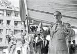 Przemówienie Charles’a de Gaulle’a podczas jego podróży do Algierii, 7 czerwca 1958 r. – kilka dni po wyborze na premiera Republiki Francuskiej. Przez cesarskie ambicje i styl rządzenia Charles de Gaulle mógł podzielić los Juliusza Cezara