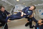 Stephen Hawking cieszący się stanem nieważkości podczas lotu zmodyfikowanym Boeingiem 727 należącym do amerykańskiej firmy Zero Gravity Corp., 26 kwietnia 2007 r.