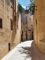Niezwykle urokliwa uliczka w Mdinie, mieście twierdzy w sercu Malty